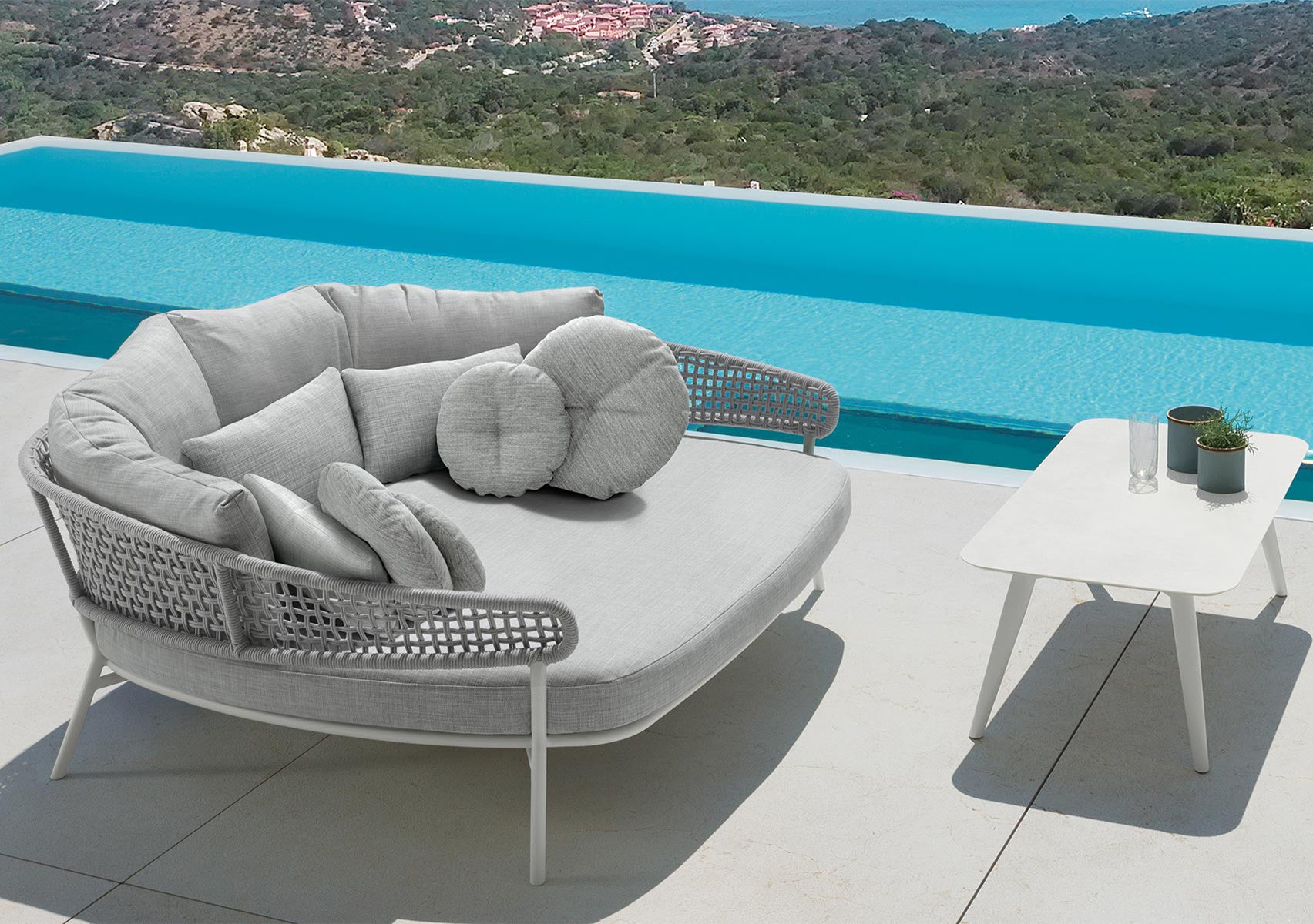 Moon//Alu Daybed