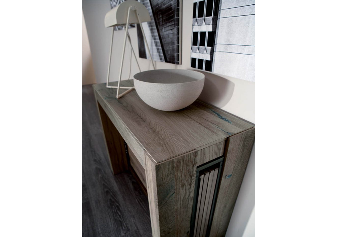 A4 Extendable Console