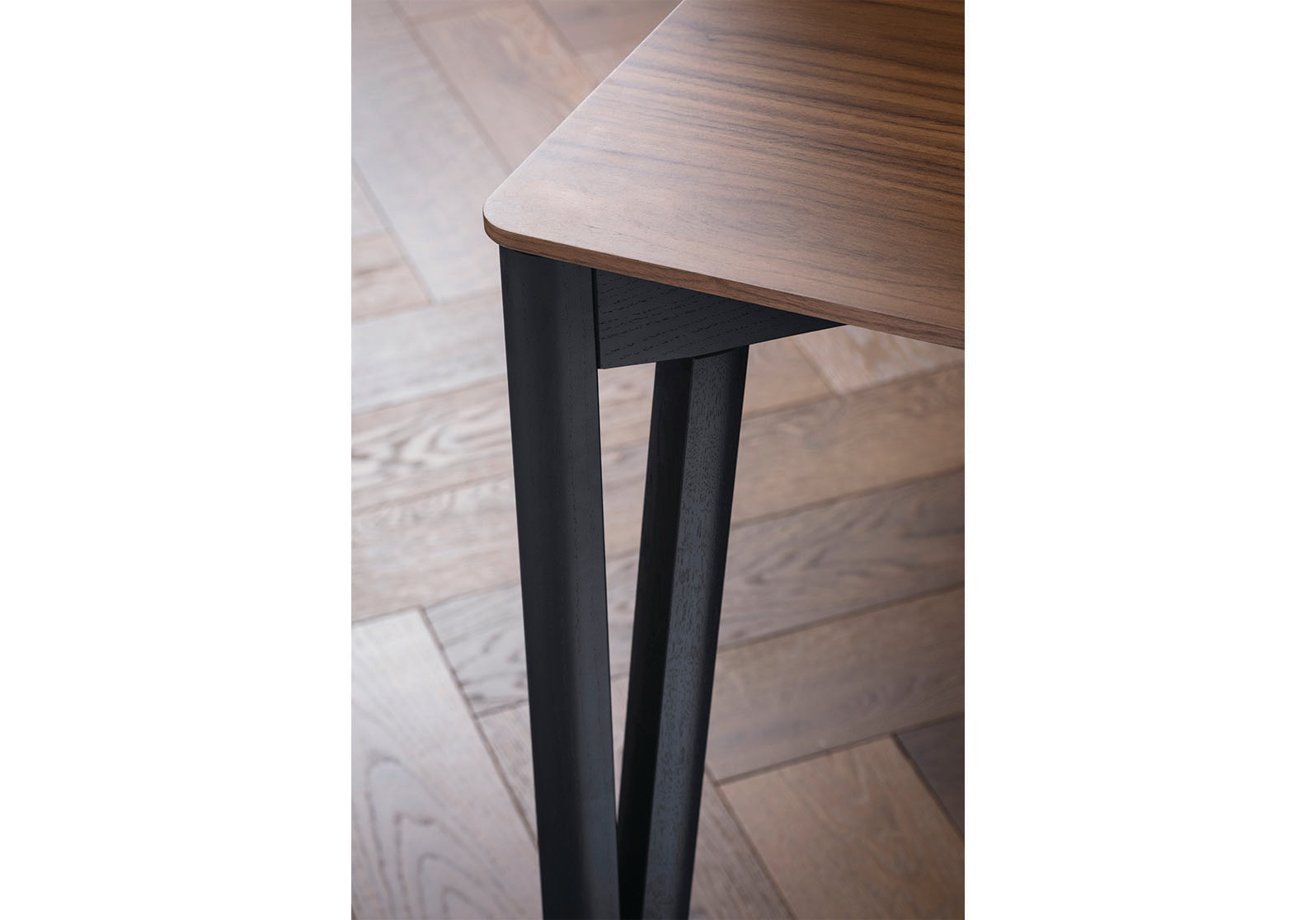 Decapo Extendable Dining Table