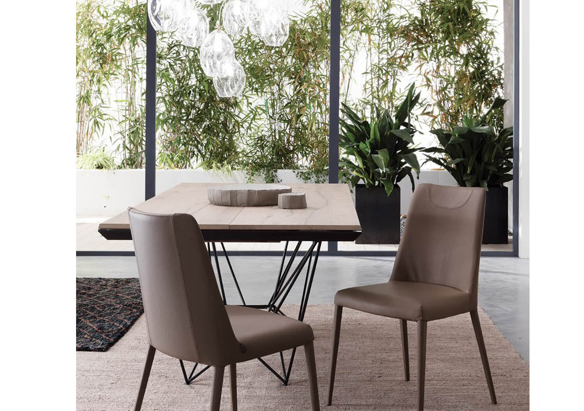 FIL8 Extendable Dining Table