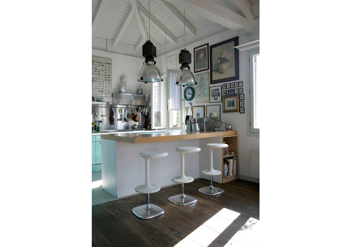 Kant Lift Adjustable Height Outdoor Stool