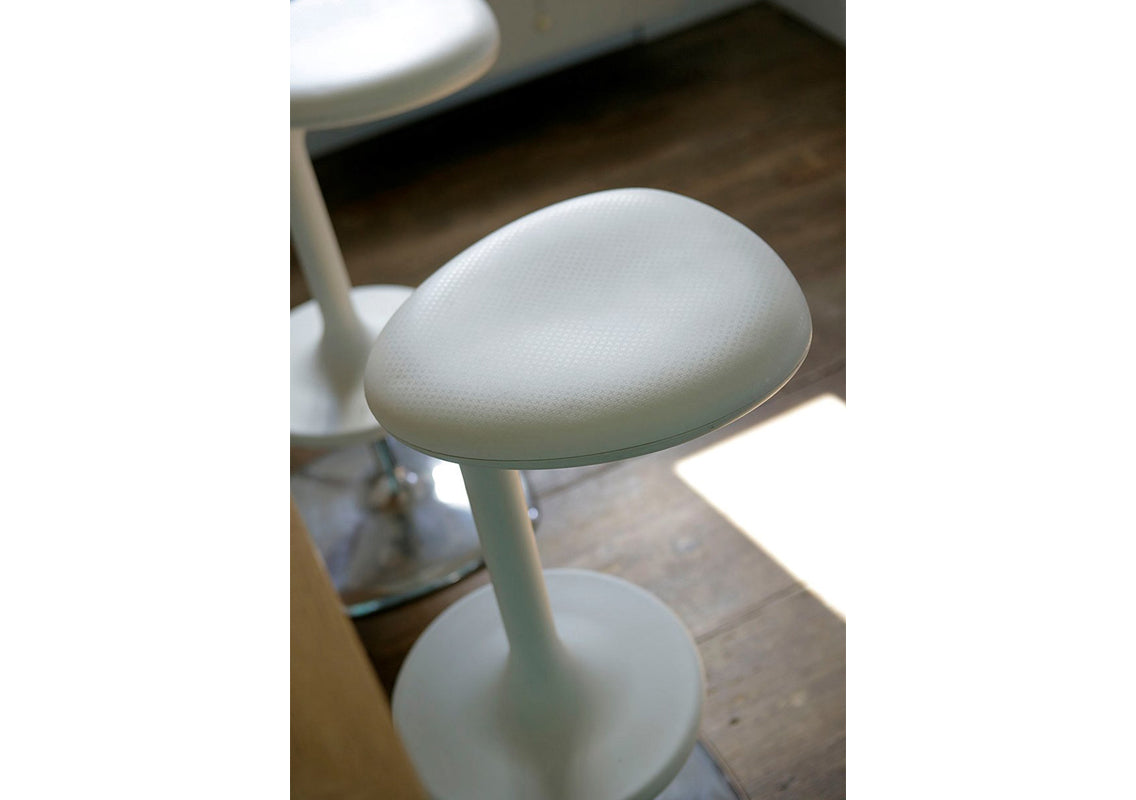Kant Lift Adjustable Height Outdoor Stool