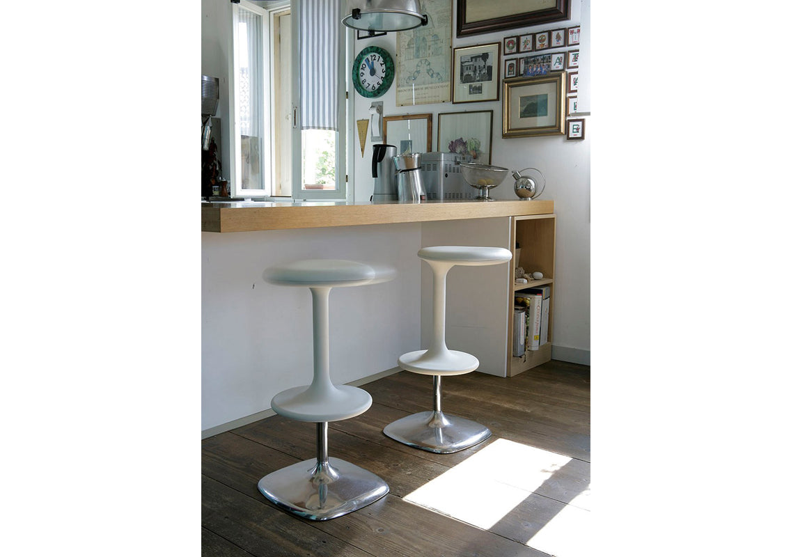 Kant Lift Adjustable Height Outdoor Stool