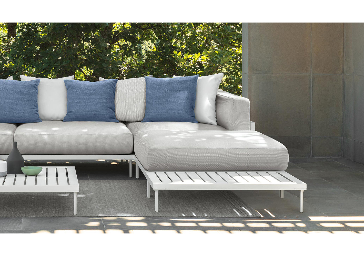 CleoSoft//Alu Living Pouf