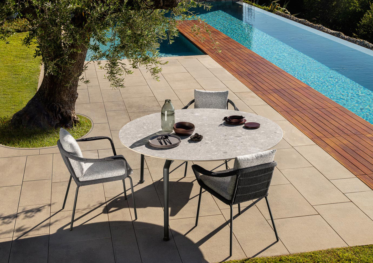 Cruise//Alu Round Dining Table