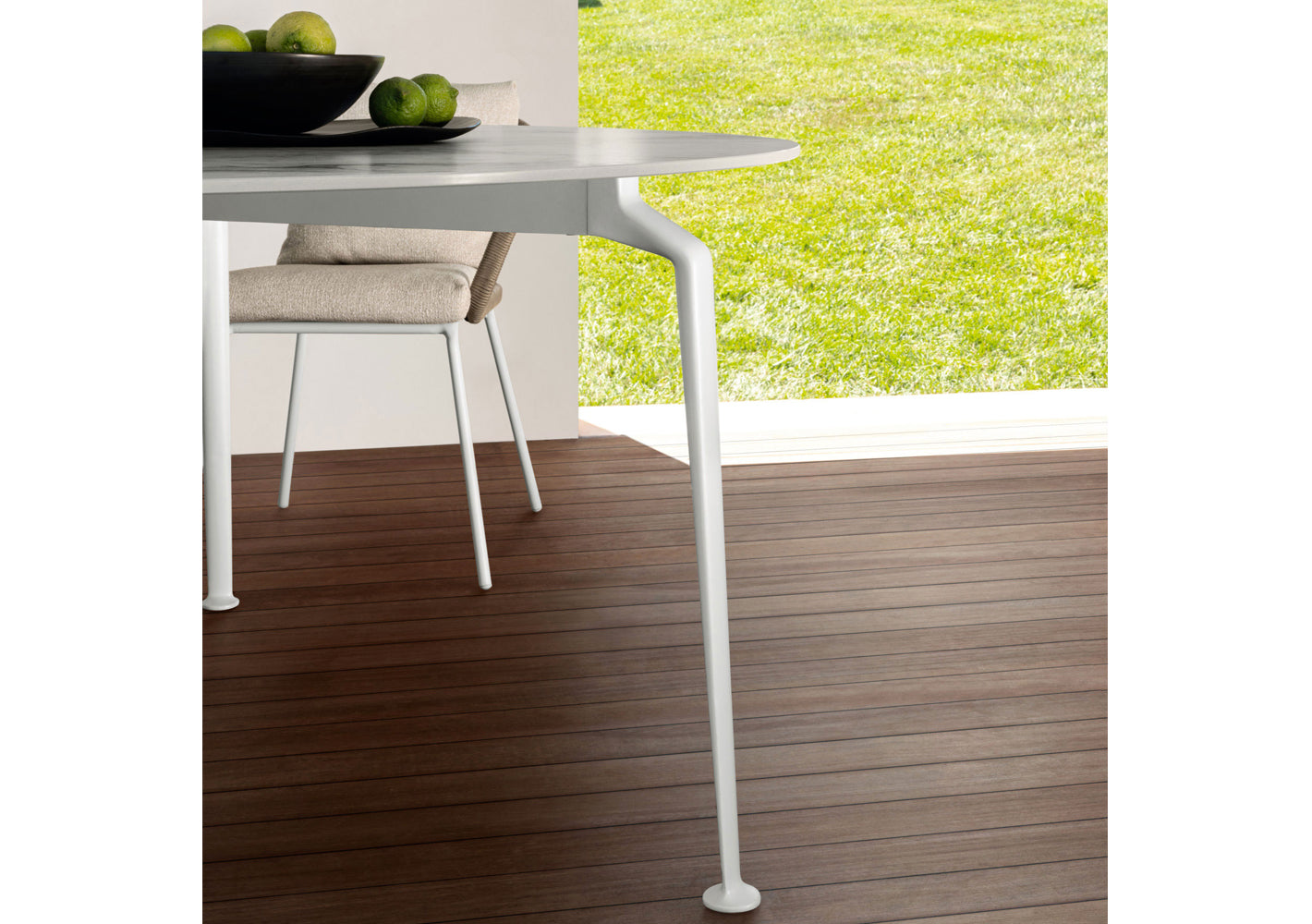 Cruise//Alu Round Dining Table