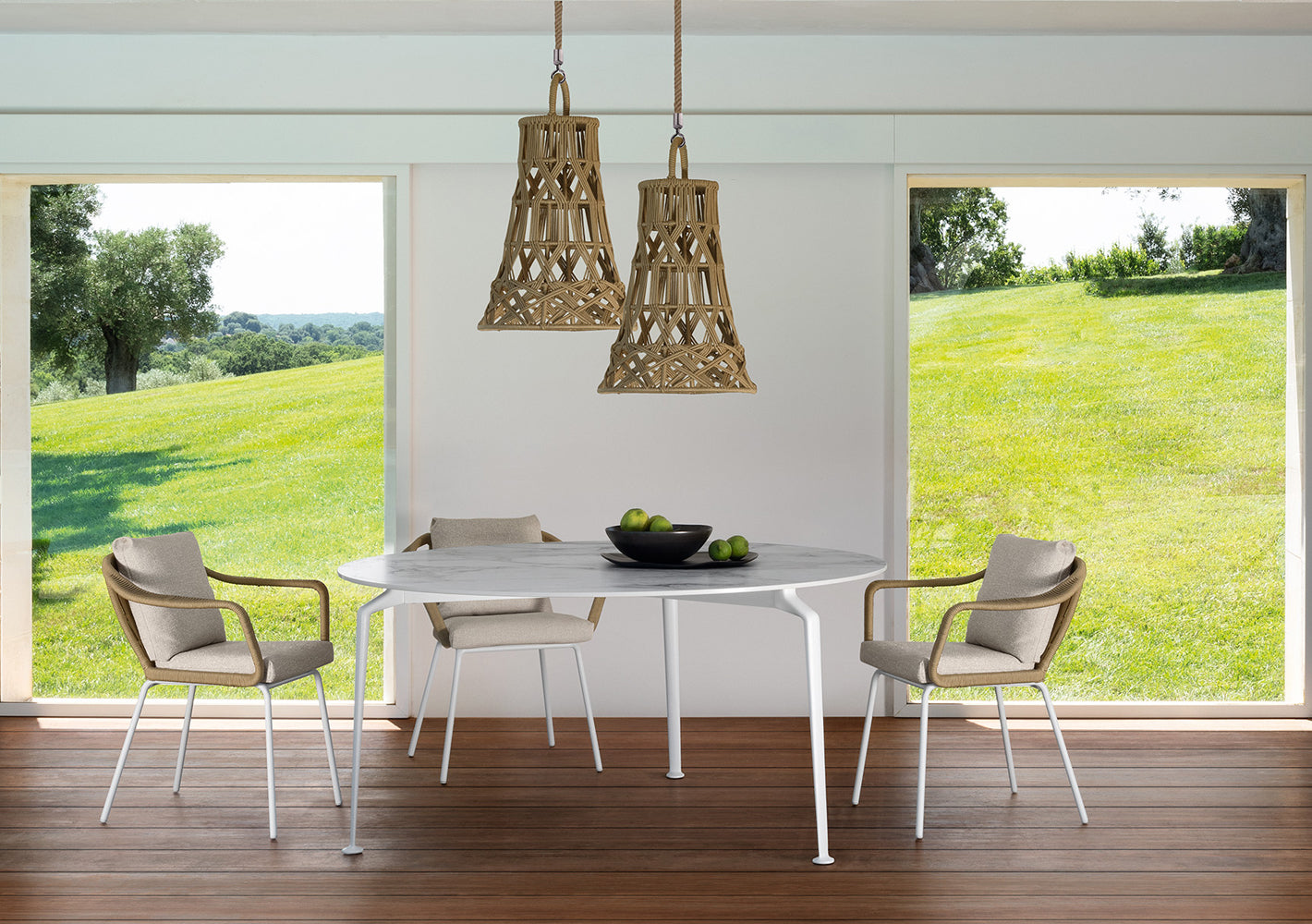 Cruise//Alu Round Dining Table